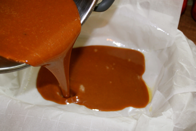 caramel pour