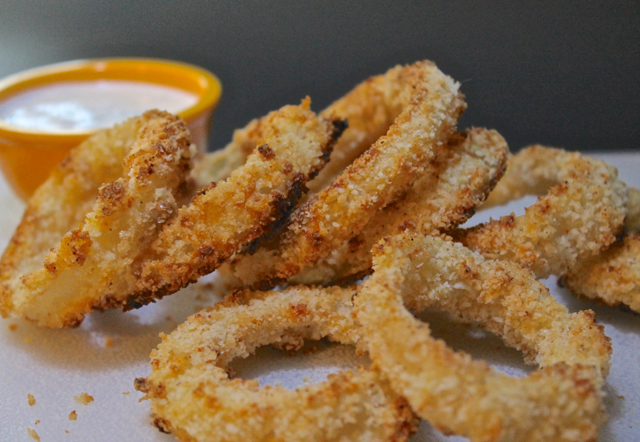 Crispy Baked Onion Rings With Garlic Ranch